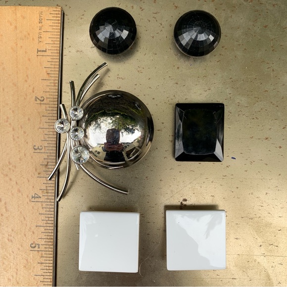 Set Black White Acrylic Upcycled Repurposed Vintage Jewelry Refrigerator Magnets - Picture 4 of 7